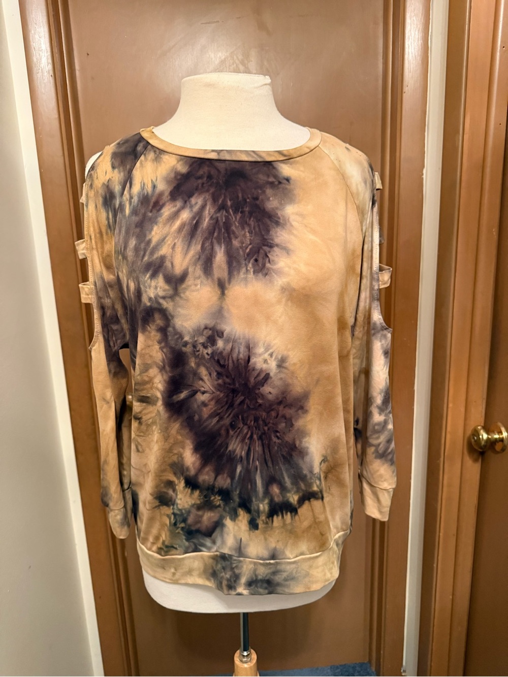 Filly Flair Tie-Dye Cold-Shoulder Sweatshirt in Brown & Black